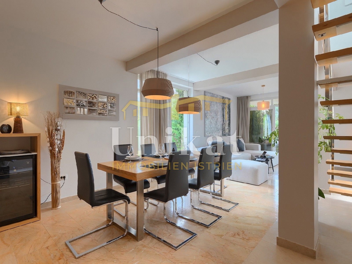 Moderna vila z notranjim in zunanjim bazenom